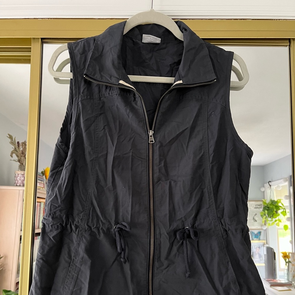 Columbia Women’s utility vest. Deep gray with zipper. Size medium. Lightly worn